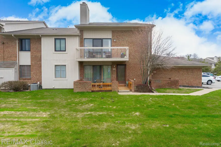 6715 MAPLE LAKES DR 70 9, West Bloomfield, MI 48322 - Image #3