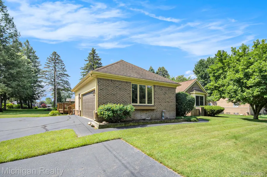 3531 E COMMERCE RD, Commerce Township, MI 48382 - Image #2