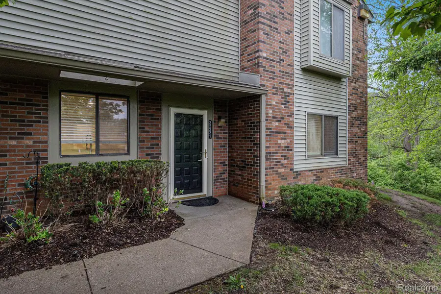 22221 INDIAN CREEK DR 7 2, Farmington Hills, MI 48335 - Image #2