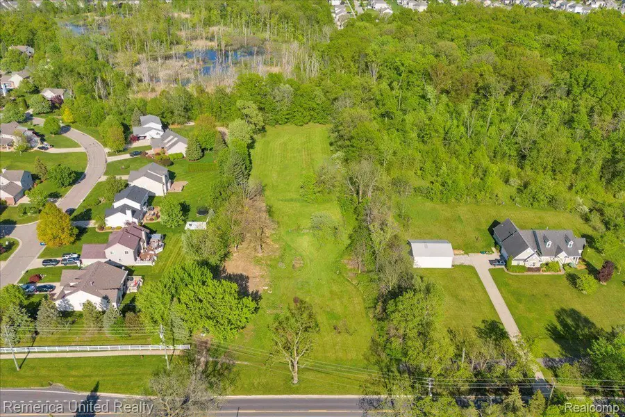 25100 MARTINDALE RD, Lyon, MI 48178 - Image #2