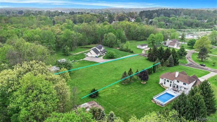 4864 COOLEY LAKE CRT, Commerce Township, MI 48382 - Image #2