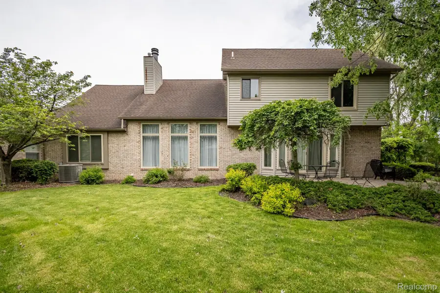 42739 POND VIEW DR, Sterling Heights, MI 48314 - Image #2