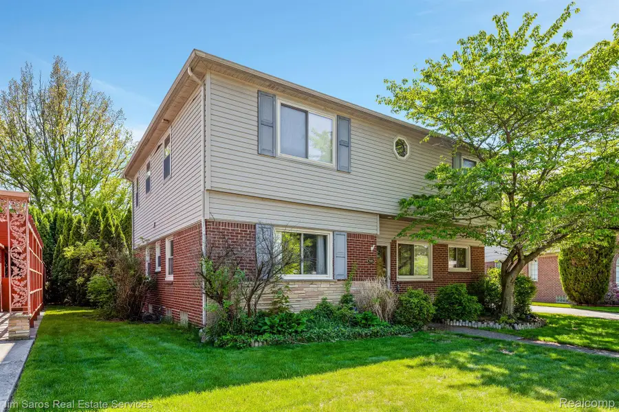935 S BRYS DR, Grosse Pointe Woods, MI 48236 - Image #2