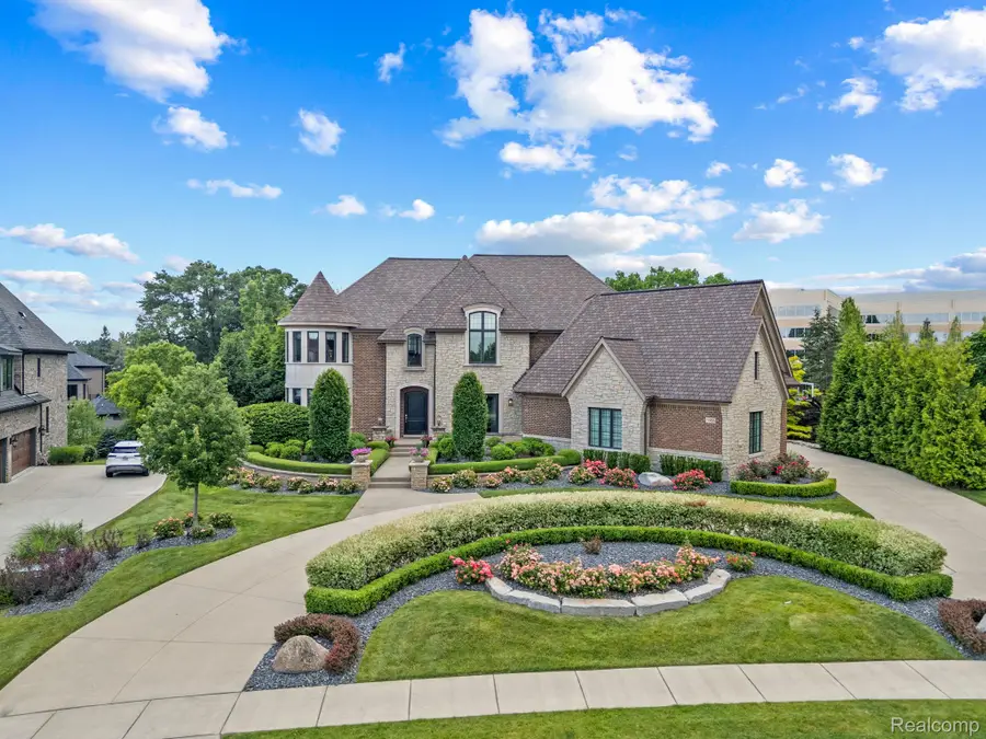 3906 Thatcher Drive, Rochester Hills, MI 48309 - Image #2