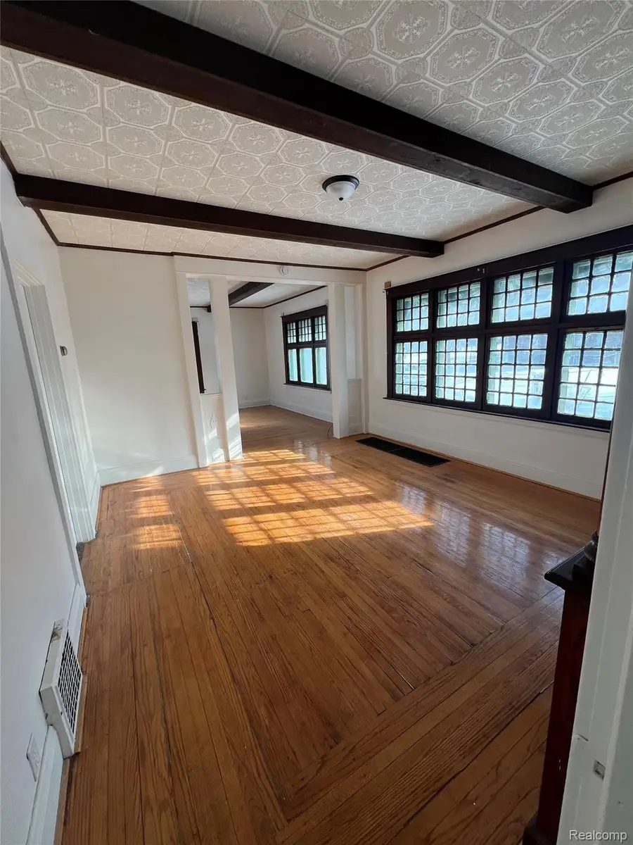 3137 S Washington Avenue, Saginaw, MI 48601 - Image #2