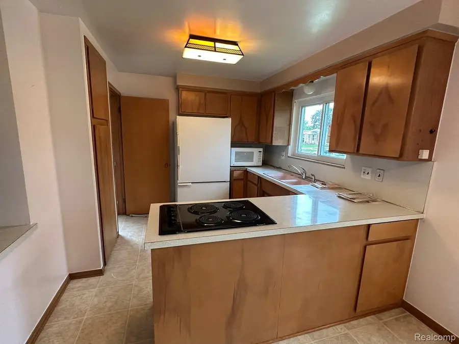 28876 Palm Beach Drive, Warren, MI 48093 - Image #2