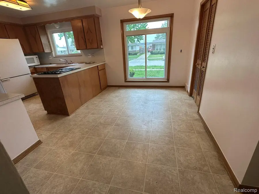 28876 Palm Beach Drive, Warren, MI 48093 - Image #3