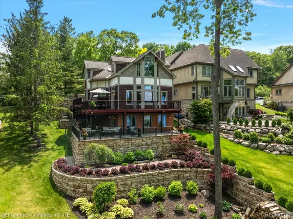 1739 Ridge Road, WhiteLake, MI 48383