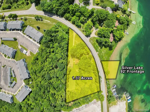 3382 W Silver Lake Road, Fenton, MI 48430