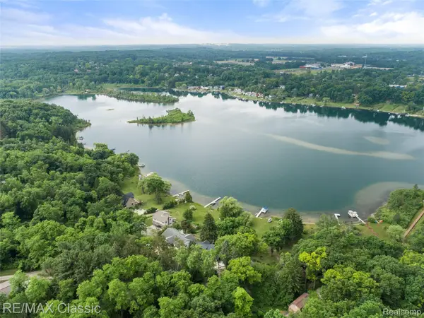 1420 Pettibone Lake Road, Highland, MI 48356