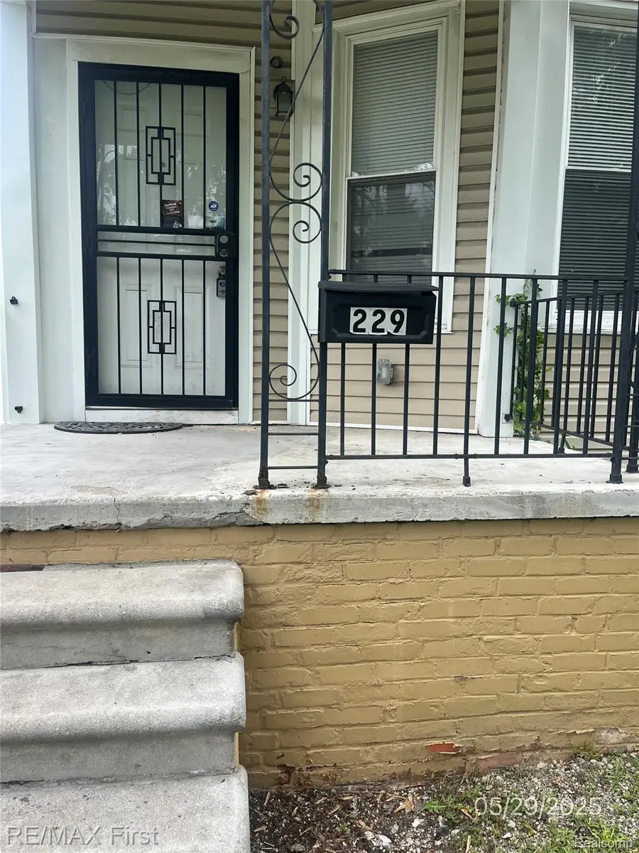 229 Leicester Court, Detroit, MI 48202 - Image #2