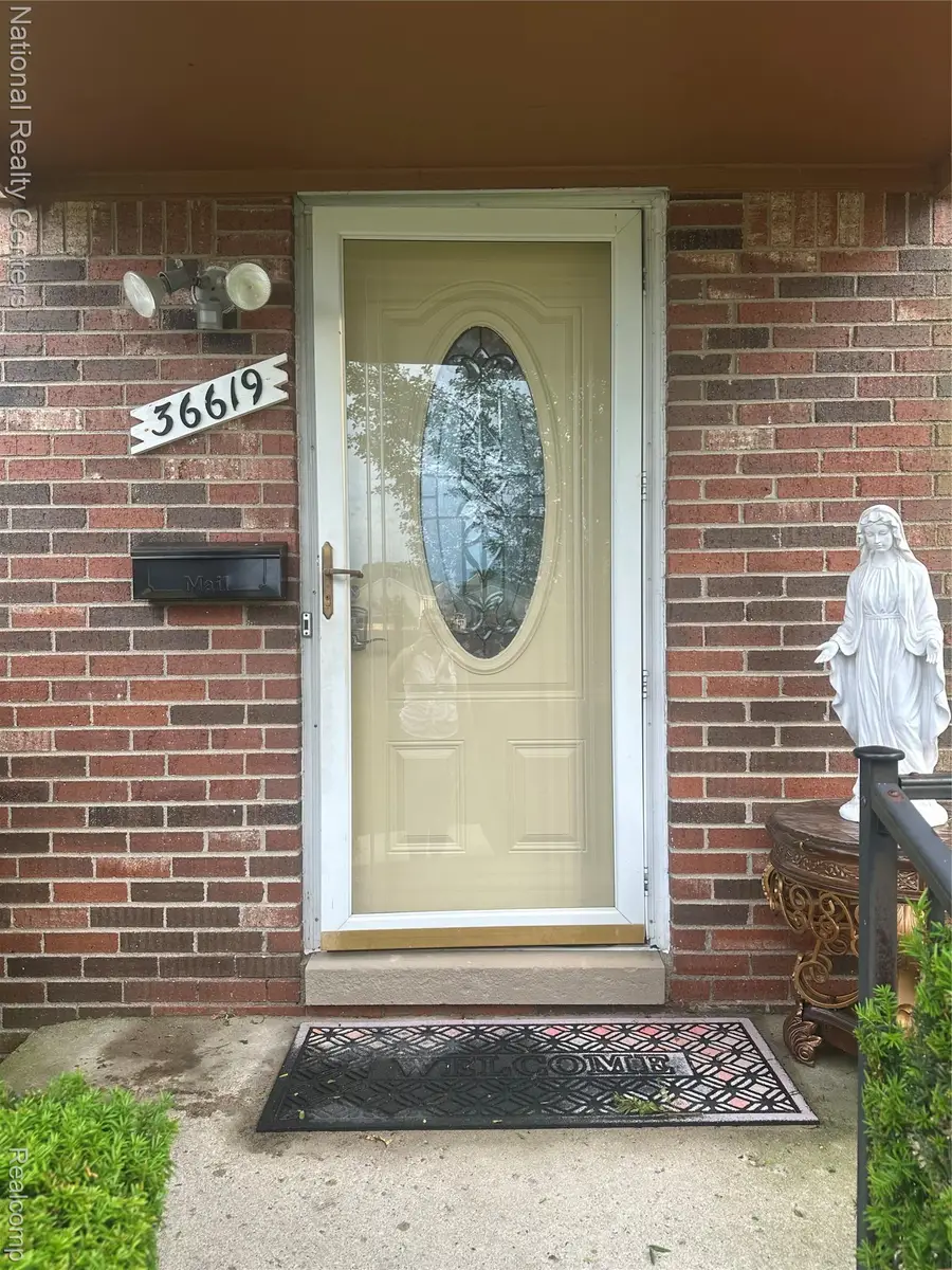 36619 Park Place Drive, Sterling Heights, MI 48310 - Image #2