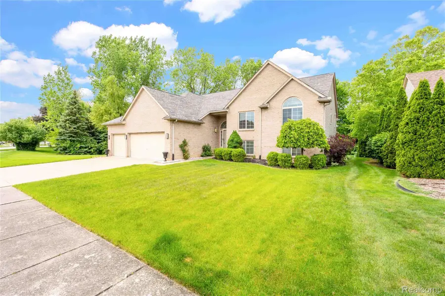 19821 Woodview Drive, Clinton Charter Township, MI 48038 - Image #2