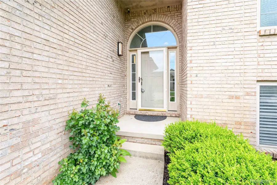 19821 Woodview Drive, Clinton Charter Township, MI 48038 - Image #3