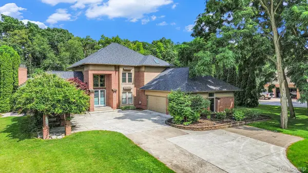 3135 Valley Oaks Drive, WhiteLake, MI 48383