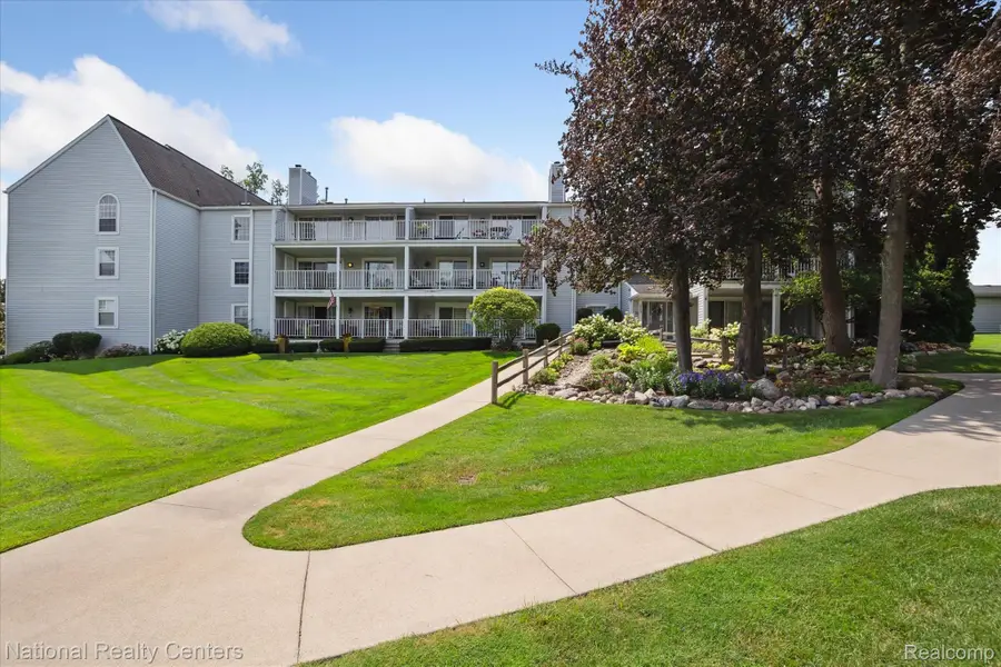 3559 Port Cove Drive #17, Waterford, MI 48328 - Image #3
