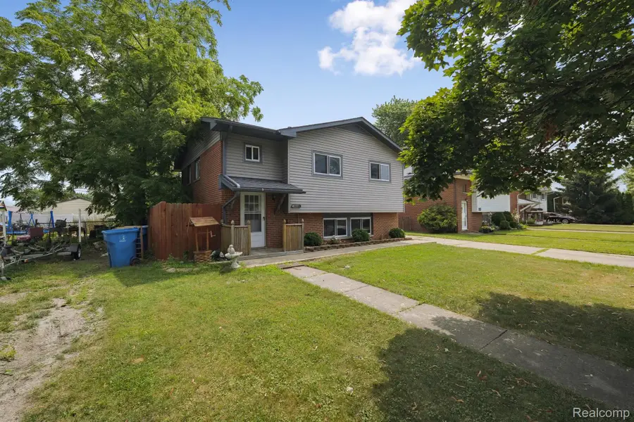 30011 Young Drive, Rockwood, MI 48173 - Image #3