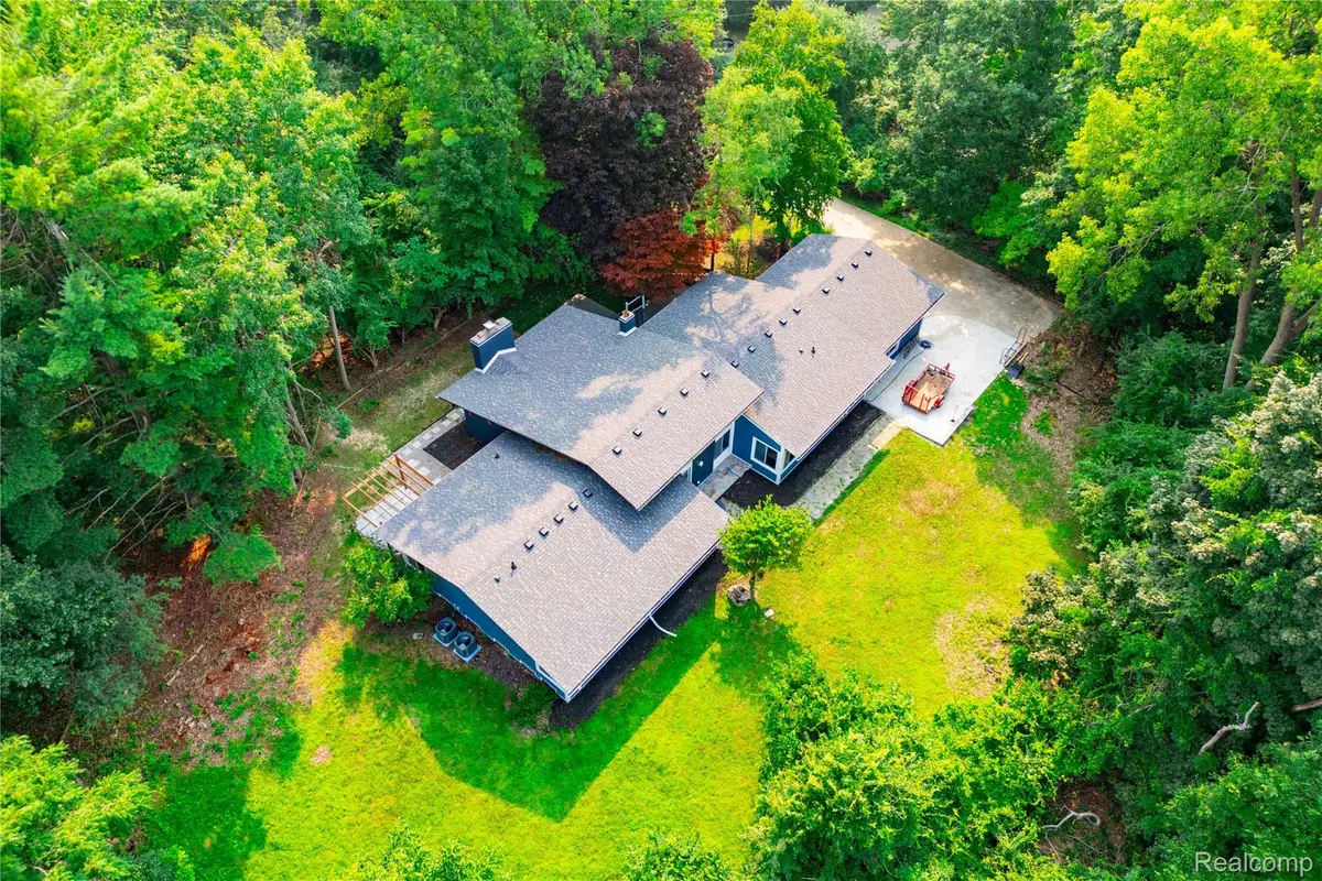 5815 Bloomfield Glens Road, West Bloomfield, MI 48322 - Image #1