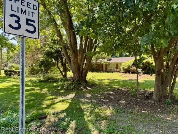 25101 W Chicago Road, Redford, MI 48239