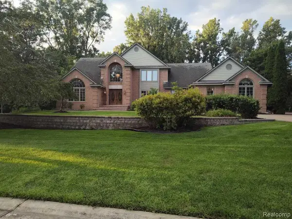 1339 Pond Bluff Way, Brighton, MI 48114