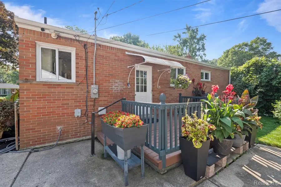 23007 Frederick Avenue, Farmington, MI 48336 - Image #2