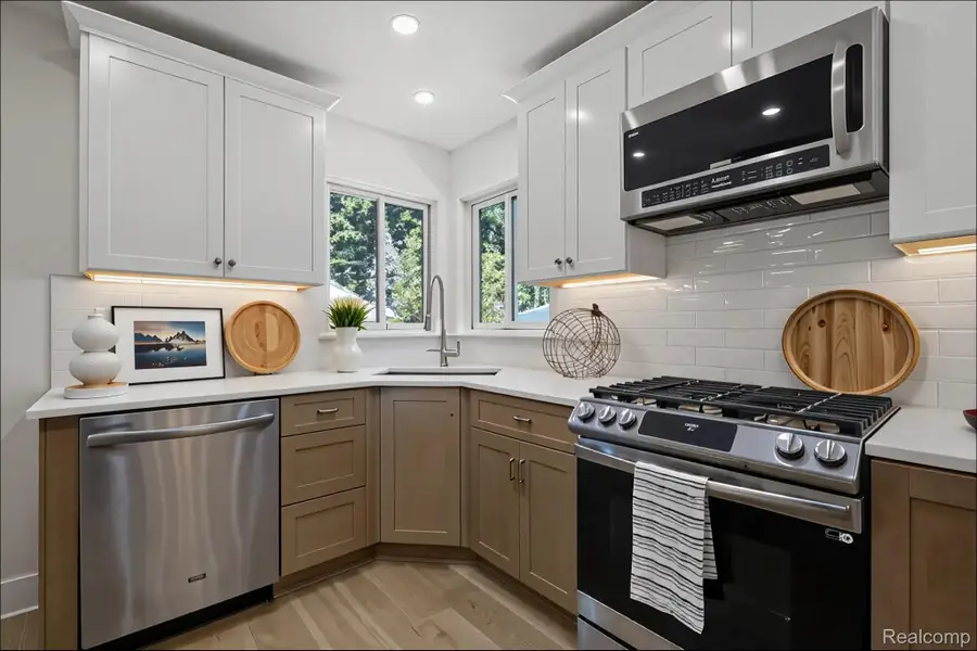 23007 Frederick Avenue, Farmington, MI 48336 - Image #3