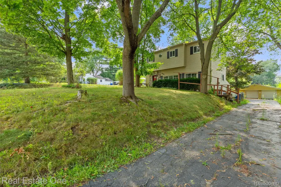 571 Cristy Avenue, Waterford, MI 48328 - Image #2