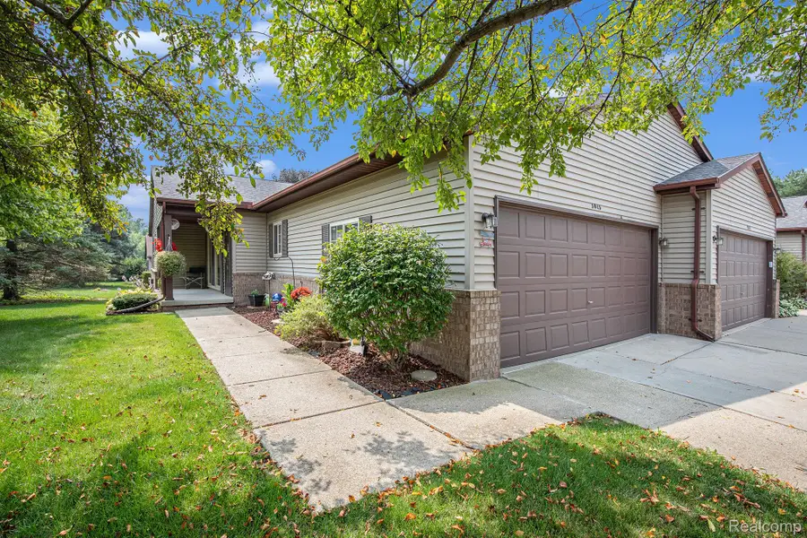 5045 Sandalwood Drive, Grand Blanc Charter Township, MI 48439 - Image #2