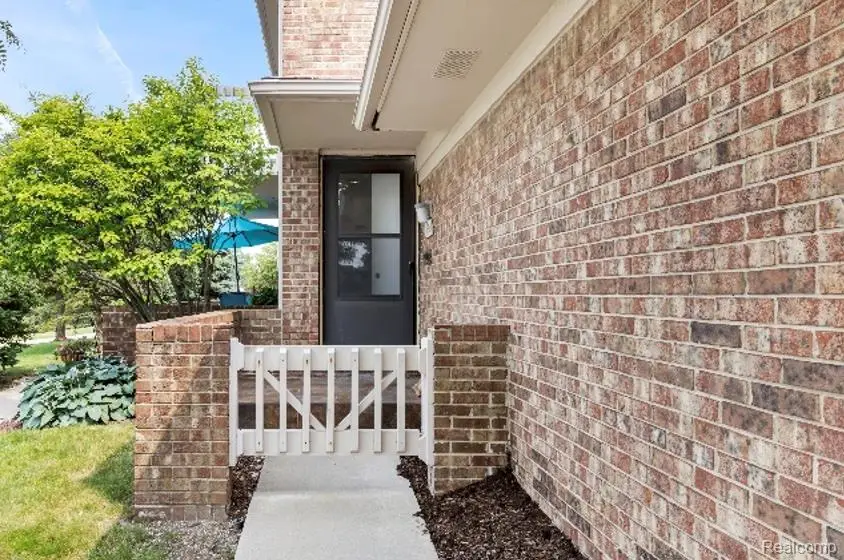 6693 Maple Lakes Drive #62, West Bloomfield, MI 48322 - Image #1