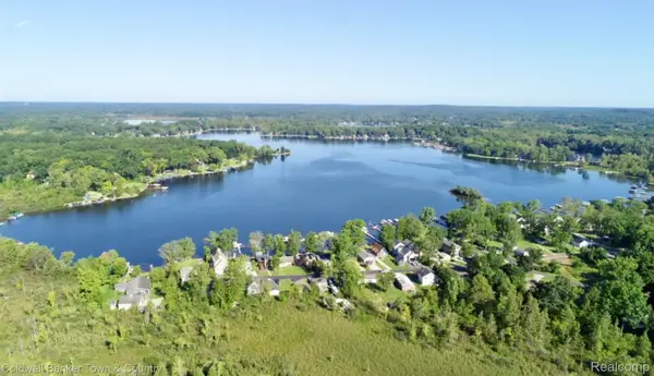 10868 Bob White Beach Boulevard, WhitmoreLake, MI 48189