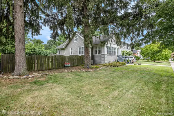 140 E Lawrence Avenue, RoyalOak, MI 48073