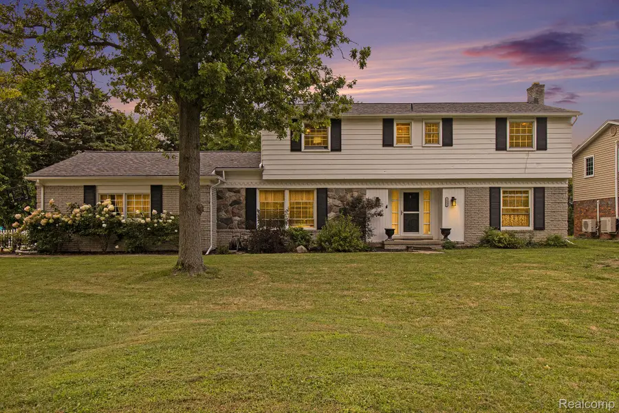 26031 Hidden Lane, Grosse Ile, MI 48138 - Image #2