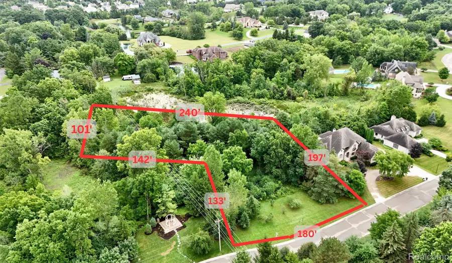 8285 Grovemont Court, Grand Blanc Charter Township, MI 48439 - Image #2