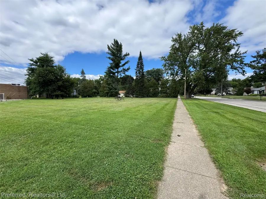 000 Lake Way, Farmington, MI 48335 - Image #2