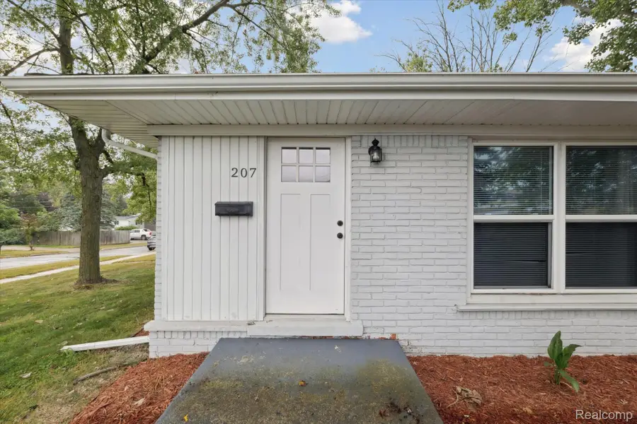 207 W Tienken Road, Rochester Hills, MI 48306 - Image #2