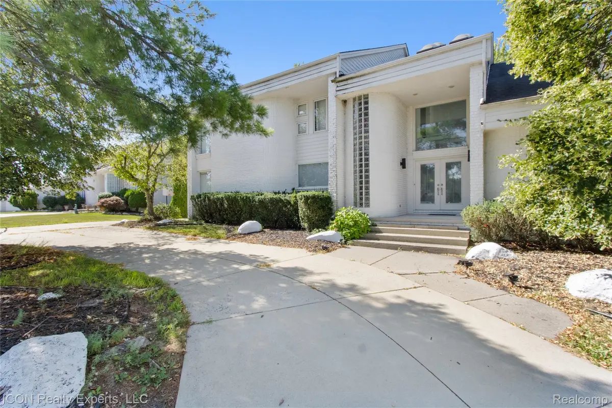 5727 Royal Wood, West Bloomfield, MI 48322 - Image #1