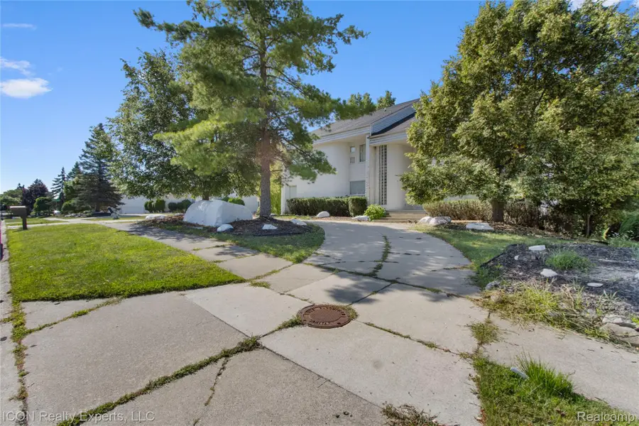 5727 Royal Wood, West Bloomfield, MI 48322 - Image #2