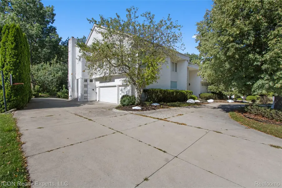 5727 Royal Wood, West Bloomfield, MI 48322 - Image #3