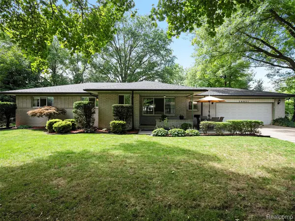 28621 Pinto Drive, Warren, MI 48093