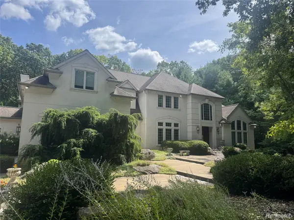 12240 Woodline Drive, Fenton, MI 48430