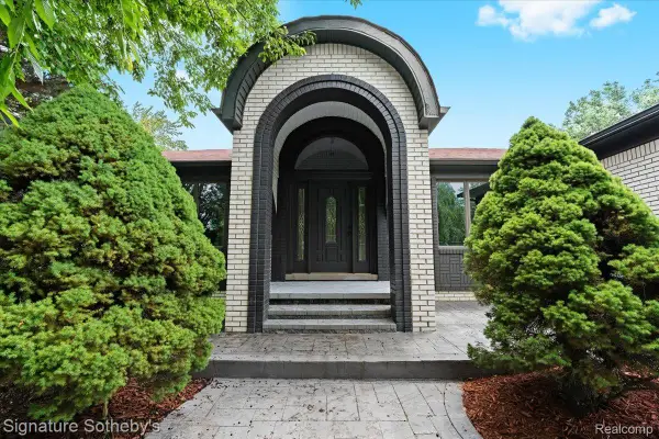 40526 Woodside Drive, ClintonTownship, MI 48038