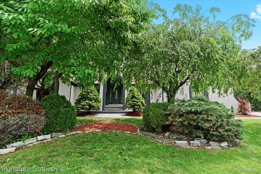 40526 Woodside Drive, Clinton Charter Township, MI 48038 - Image #2