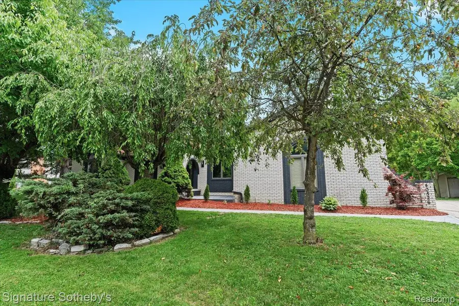 40526 Woodside Drive, Clinton Charter Township, MI 48038 - Image #3