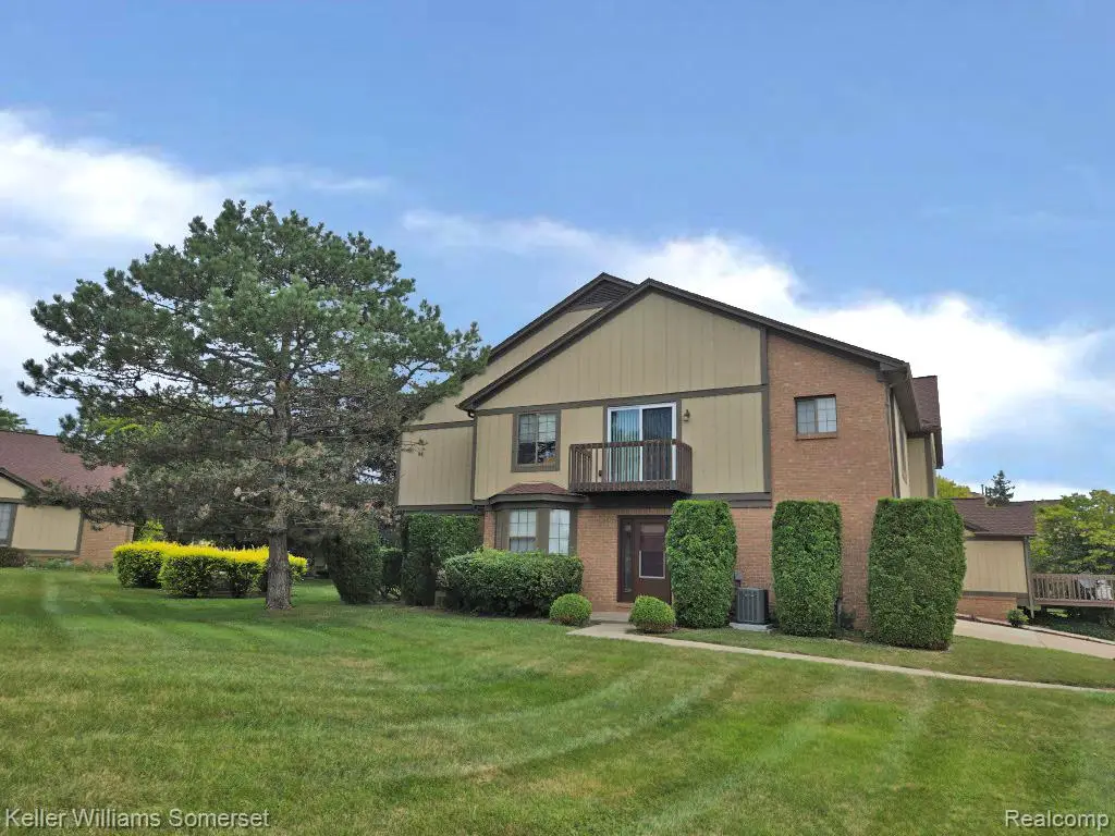 71 Meadow Wood Drive, Rochester Hills, MI 48307 - Image #1