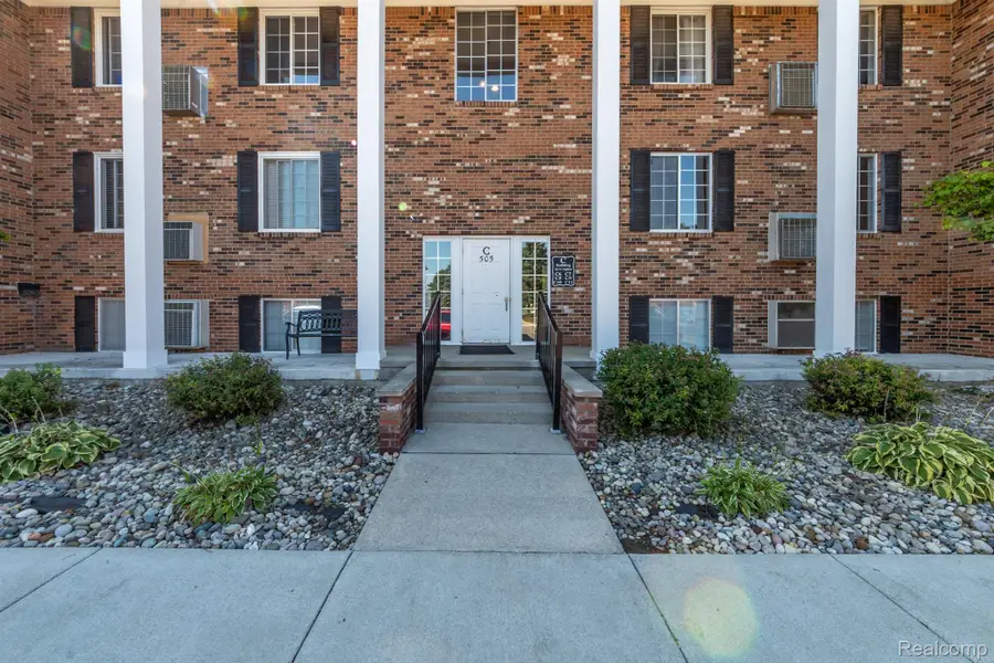 505 W Highland Road, Howell, MI 48843 - Image #2