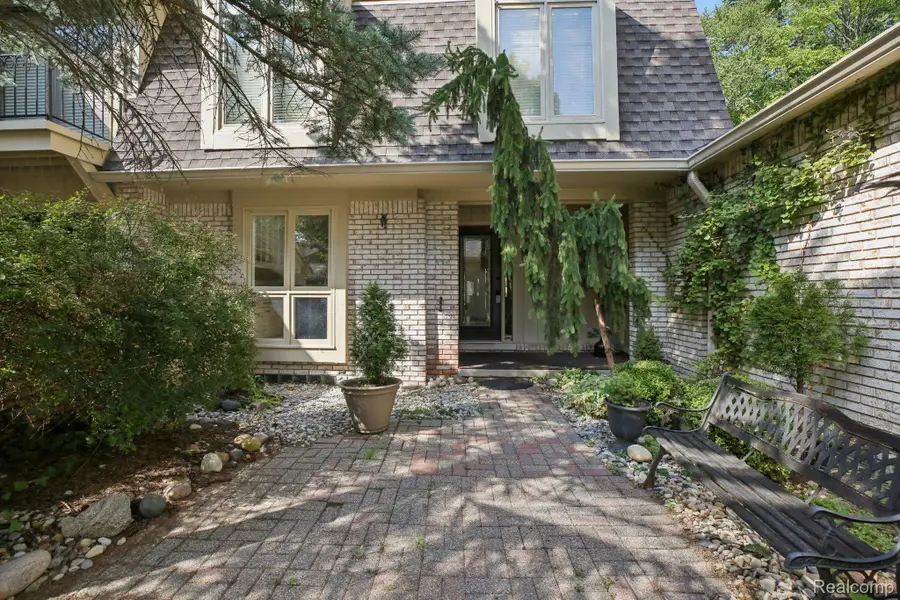 1339 Knollcrest Circle, Bloomfield, MI 48304 - Image #2