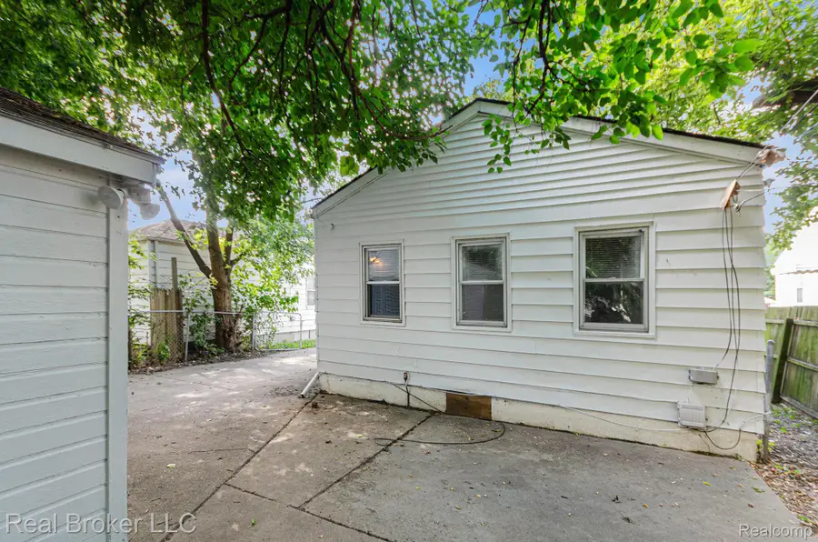 18565 Kenosha Street, Harper Woods, MI 48225 - Image #3