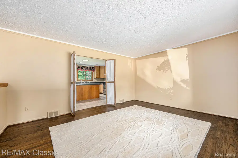 24943 Glenda Street, Novi, MI 48375 - Image #3