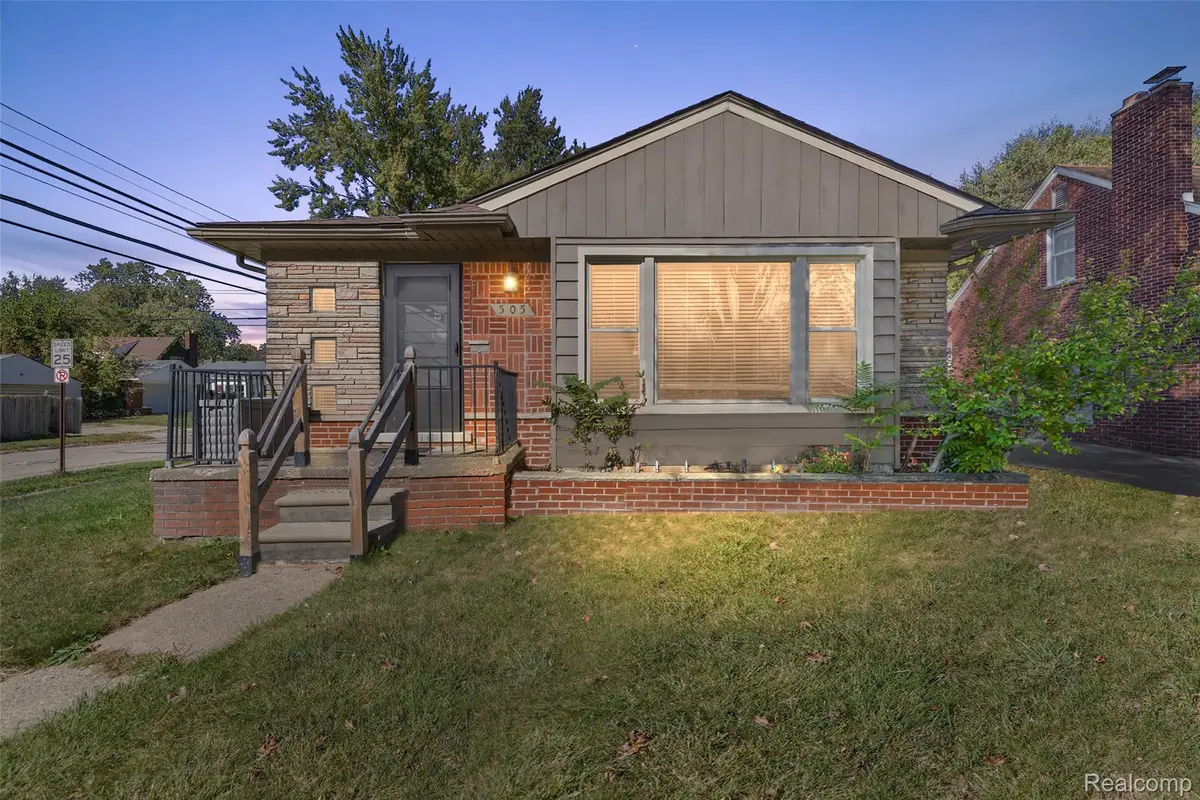 505 E Meyers Avenue, Hazel Park, MI 48030 - #1