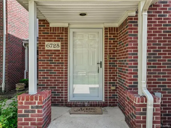 6725 Boulder Pointe Drive, Washington, MI 48094